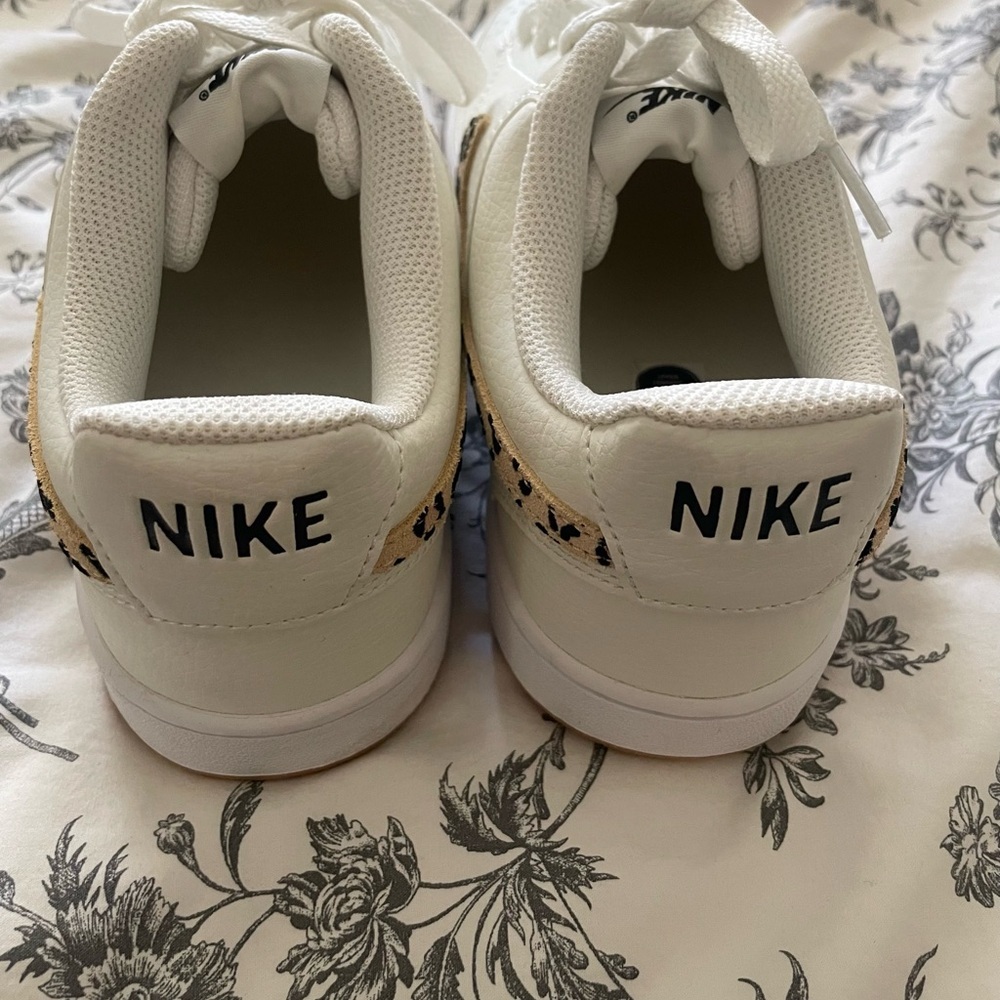 Woman’s Nike leopard print sneakers New never worn - Picture 4 of 6